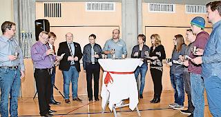 Traditioneller Trunk. Der Vorstand mit Helmut Wyssen, Pr&auml;sident German Jossen, Remigius Pfaffen, Hans Sch&ouml;pfer und Andreas Rittiner st&ouml;sst mit den Neumitgliedern Harald Studer, Anita Studer, Maria Pfaffen, Milena Jossen,  Fabian &shy;Jossen, Stephan Jossen und Rolf Jeitziner (von links) gemeinsam an.