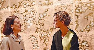 Unterwegs. Christine M&uuml;hlberger (rechts) &ndash; hier mit Galeristin Graziosa Giger in ihrer aktuellen Ausstellung: Regelm&auml;ssig auf  &laquo;Fussreisen&raquo; unterwegs.Foto mengis media