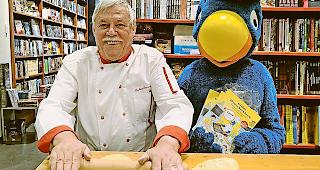 Lukas Imseng pr&auml;sentiert zusammen mit &laquo;Globi&raquo; sein neues Backbuch.