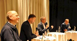 Die Diskussion wurde von Marco Decurtins geleitet. Podiumsteilnehmer waren Etienne Mounir, Direktor SEREC GmbH in Sitten, Georges Schnydrig, Gemeindepr&auml;sident von Lalden sowie Manfred Holzer, ehemaliger Gemeindepr&auml;sident von Naters.