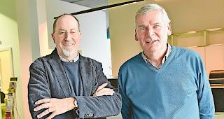 Stolz und zufrieden. Gesch&auml;ftsf&uuml;hrer Antonio E. Fux (links) und Moritz Nellen, Pr&auml;sident der &shy;Stiftung Adolf Fux: Stolz auf und zufrieden mit der Adolf-Fux-Trilogie.Foto mengis media