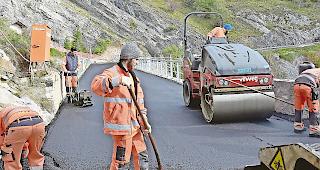 Oben. Letzte Arbeiten auf der Br&uuml;cke. Fotos mengis media