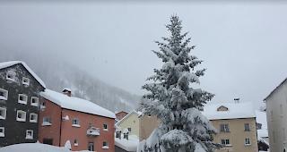 In der Nacht auf Freitag auf Samstag fiel im Simplongebiet (im Foto Simplon Dorf) mehr als ein halber Meter Neuschnee.