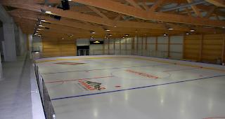 Jungfr&auml;ulich. Aufgrund der Verz&ouml;gerungen muss das blitzblank geputzte Eis der neuen Eishalle in Raron noch ein Weilchen auf seinen Betrieb warten.