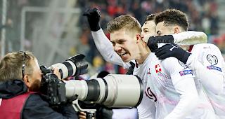 Sp&auml;ter Torsch&uuml;tze: Cedric Itten wird von seinen Teamkollegen gefeiert.