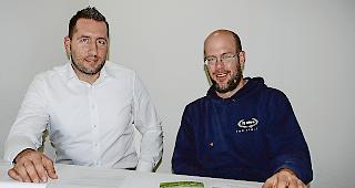 F&uuml;r die Zukunft schauen. Silvan Zurbriggen (links) und Philipp Zenh&auml;usern stehen hinter dem Projekt.Foto mengis media