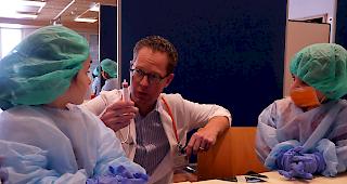 Simon Fluri, Abteilungsleiter P&auml;diatrie, stellt mit Kindern einen Arztbesuch auf spielerische Art nach.