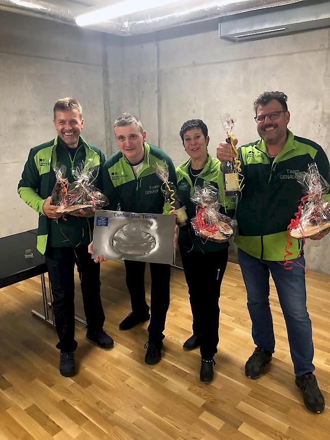 Die Siegermannschaft «Genauso» mit Urban Chastonay, Kilian Meichtry, Brigitte Näfen und David Miesch (v.l.)
konnte sich in der «Iischi Arena» in Brig-Glis gegen 15 Curling-Teams durchsetzen und holte sich den Wanderpreis. 