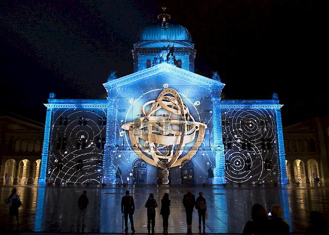 Das Lichtspektakel "Rendez-vous Bundesplatz" projizierte Bilder der Mondlandung vor 50 Jahren an die Fassade des Bundeshauses. 