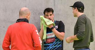 Vereinspr&auml;sident Iwan K&uuml;rzinger, Yoann Freysinger und Marco Fux (von links), als Leader in die Winterpause.