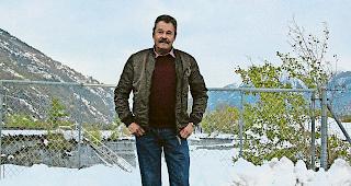 Fragen. Der pensionierte Polier Marcel Sarbach vor seinem ehemaligen Arbeitsort: Deponie Gamsenried.Foto mengis media