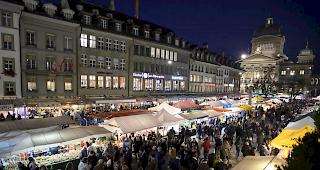 Besucher str&ouml;men in den fr&uuml;hen Morgenstunden durch die Strassen von Bern w&auml;hrend dem traditionellen Zibelem&auml;rit.
