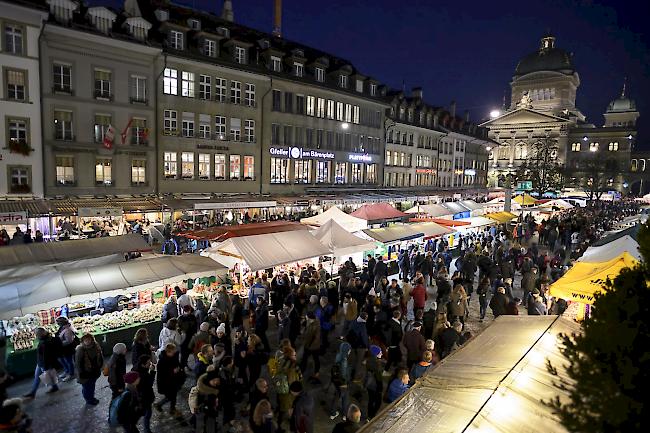 Besucher strömen in den frühen Morgenstunden durch die Strassen von Bern während dem traditionellen Zibelemärit.
