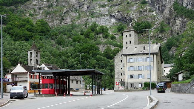 Endstation. Auf Schweizer Seite ist der Simplonpass mit Ausnahme für Sattelschlepper und Anhängerzüge wieder befahrbar. Die Strecke ab Gondo ist noch gesperrt.