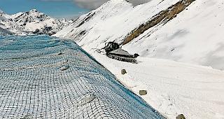 In Zermatt wurden dieses Jahr Schneedepots mit Schnee der letzten Wintersaison angelegt.