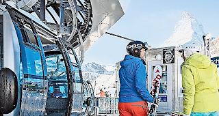 In Zermatt werden Skiabos vermehrt direkt auf der Piste kontrolliert.