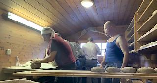 Fr&uuml;h am Samstagmorgen startete der erste Brader Backtag mit dem neuen Ofen. 140 Roggenbrote wurden nach traditioneller Art gebacken,