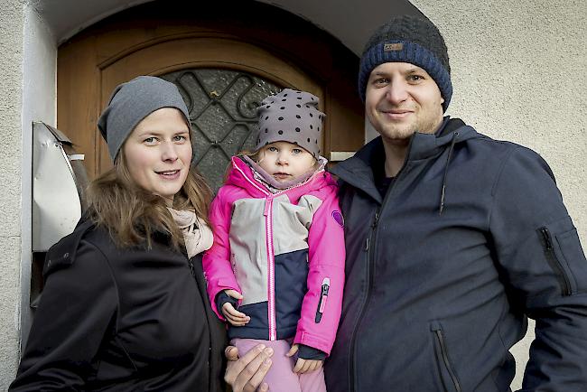 Michaela (29), Emilia (3) und Tobias (32) Hauswirth, Mörel-Filet.