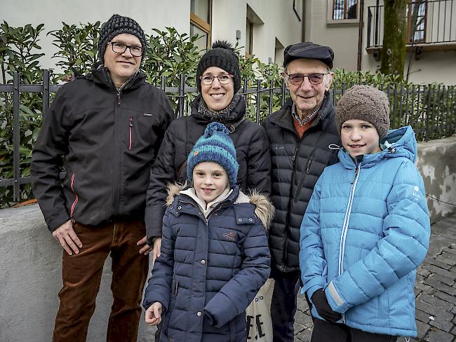 Oliver (50), Christine (42), Julia (8) und Elena (11) Schneider, Ried-Brig, mit Fridolin Seiler (77), Glis. 