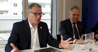 SBB CEO Andreas Meyer (l.) und Staatsrat Jacques Melly zogen am Montag vor den Medien eine Zwischenbilanz zum Arbeitsprogramm &laquo;Gesamtperspektive Wallis&raquo;.