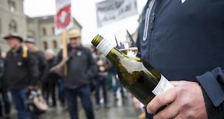 Kundgebung in Bern: die Einfuhrsteuern auf ausl&auml;ndischem Wein sollen &uuml;berpr&uuml;ft werden. 