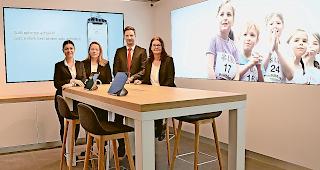 Neuer Arbeitsplatz. Die Mitarbeitenden der Natischer UBS-Filiale: Tania Paiva, Rosaline Imhasly-Raymundo, Gesch&auml;ftsstellenleiter Christian Zenz&uuml;nen und Felicitas Walker (von links). Es fehlt Marcel Fux.