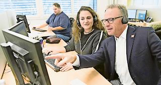 Vor Ort. Der oberste SBB-Chef liess es sich gestern nicht nehmen, an einem Contact Center Desk selbst zum Kopfh&ouml;rer  zu greifen.
