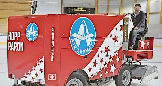 Bedient auch die Eismaschine: Pr&auml;sident Armand Burgener ist an allen Fronten f&uuml;r den  EHC Raron engagiert.