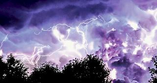 Ob Gewitter oder Sturm: F&uuml;r extreme Wetterereignisse gibt MeteoSchweiz Warnungen aus und liegt damit in 80 Prozent der F&auml;lle richtig.