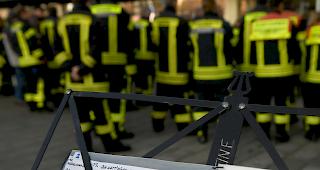Feuerwehrm&auml;nner trauern am Sonntag auf dem K&ouml;nigsplatz in Augsburg mit dem Lied "Ich hatte einen Kameraden".