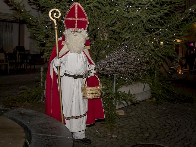 Auch der Nikolaus war zu Besuch am Visper Pürumärt.