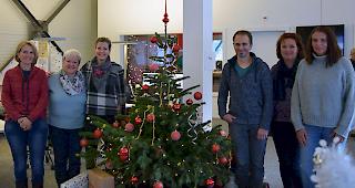 Der Vorstand der Frauen- und M&uuml;ttergemeinschaft Saas-Grund spendete 6000 Franken an den Verein Unterschlupf.