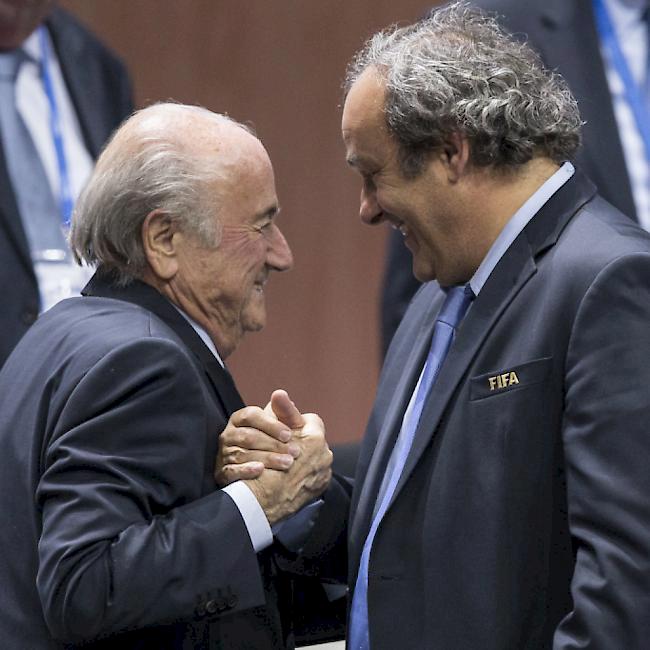 Die ehemaligen FIFA-Spitzenfunktionäre Sepp Blatter und Michel Platini stehen wegen einer dubiosen Zahlung im Fokus des Weltfussballverbandes.