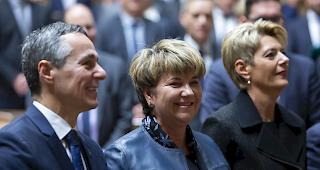 Viola Amherd (CVP) bleibt Bundesr&auml;tin. Die Vereinigte Bundesversammlung hat die Verteidigungsministerin am Mittwoch mit 218 von 232 g&uuml;ltigen Stimmen im Amt best&auml;tigt. Das absolute Mehr lag bei 117 Stimmen.