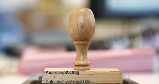 Im Zusammenhang mit dem Nachzug der Kinder erfuhr das St. Galler Migrationsamt, dass die Ehefrau im Wallis einer 50-Prozent-Stelle nachging.