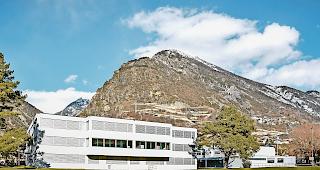 Experimentierfeld. Die Langzeitauswirkungen f&uuml;r die Sch&uuml;ler der OS Gampel sind nicht bekannt. Trotzdem will Swisscom dort  eine 5G-Antenne errichten.Foto mengis media