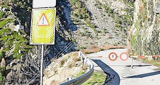 Dauerhaft. Die Schranke vor der alten Kantonsstrasse in Richtung Goppenstein bleibt dauerhaft zu.