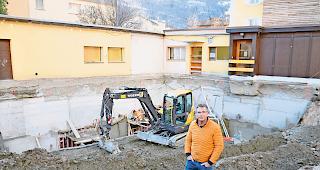 Neues Kapitel. Rainer Willisch vor der Baugrube, in der bald eine Vinothek zu stehen kommen wird.