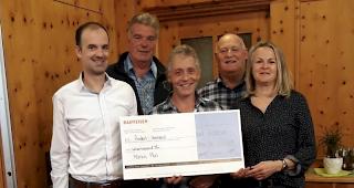 Im Oktober fand das traditionelle Rinderli-Stechfest in M&ouml;rel-Filet statt. Die Ringkuhfreunde M&ouml;rel-Filet und Umgebung konnten den stolzen Erl&ouml;s von 7000 Franken der Stiftung Manusplus &uuml;bergeben.