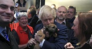 Nach einem rigoros gef&uuml;hrten Wahlkampf und dem &uuml;berraschend starken Wahlergebnis f&uuml;r seine Tories l&auml;sst sich Gro&szlig;britanniens Premier Boris Johnson feiern.