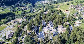 Das Sport Resort in Fiesch nutzt seit Beginn dieser Heizperiode klimaneutralen FSC-zertifizierten Holzbrennstoff. Es erh&auml;lt nun als erster Tourismusbetrieb europaweit das FSC-Label.