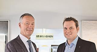 Wechsel. CEO Jean-Pierre Bringhen &uuml;bergibt die Standortleitung in Visp an Michael Lochmatter-Bringhen (rechts).Foto zvg