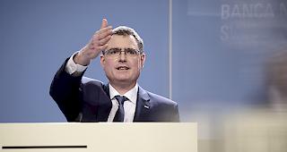 Thomas Jordan. H&ouml;here Zinsen w&uuml;rden zu einer Aufwertung des Frankens f&uuml;hren, so der SNB-Pr&auml;sident. Dass nun viel Bargeld gehortet wird, glaubt er nicht.