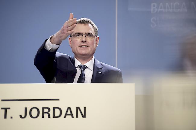 Thomas Jordan. Höhere Zinsen würden zu einer Aufwertung des Frankens führen, so der SNB-Präsident. Dass nun viel Bargeld gehortet wird, glaubt er nicht.