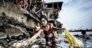 Traurig. Die kleine Wenie auf dem Bild sammelt laut Unicef Plastikm&uuml;ll am Hafen von Manila, um daf&uuml;r etwas Geld bei einem Recycler zu bekommen.