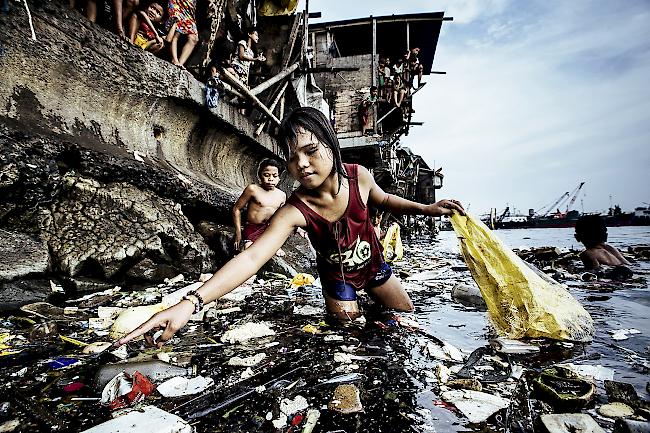 Traurig. Die kleine Wenie auf dem Bild sammelt laut Unicef Plastikmüll am Hafen von Manila, um dafür etwas Geld bei einem Recycler zu bekommen.