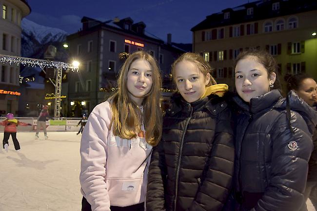 Elisa Qelaj (13), Annina Gloor (12) und Sanya Bürcher (12), Glis.