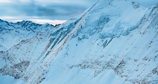 Gletscherwelt. Der rot umrandete H&auml;ngegletscher mit einem Volumen von einer Million Kubikmeter Eis an der Ostflanke des Weisshorns  (4505 m&thinsp;&uuml;.&thinsp;M.)Foto geopraevent
