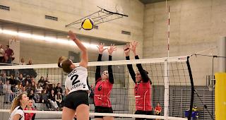 Ausgeglichen. Die Visperinnen (mit S&eacute;verine Giroud, Nr. 6, und Tamara Cina, Nr. 3, beim Block) hatten gegen NUC II harte Gegenwehr zu knacken.