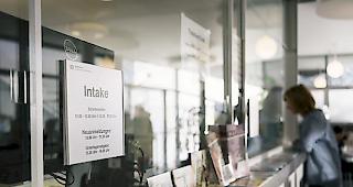 272'700 Personen haben in der Schweiz im Jahr 2018 mindestens einmal eine finanzielle Leistung der wirtschaftlichen Sozialhilfe erhalten, 5600 weniger als im Vorjahr.